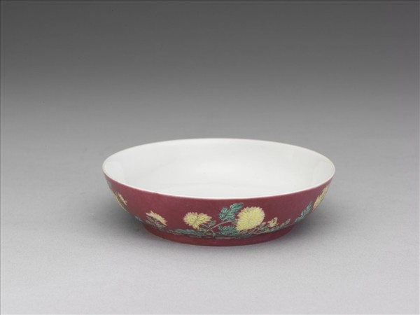 琺瑯彩紅地菊花紋碟