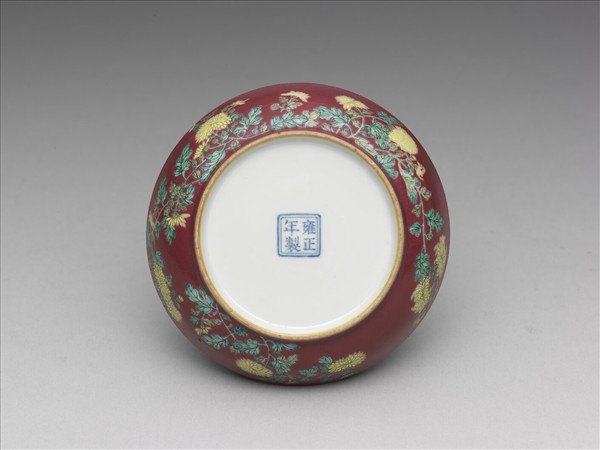 琺瑯彩紅地菊花紋碟