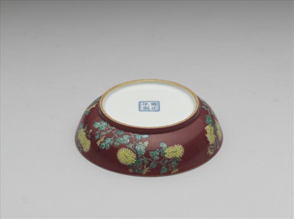 琺瑯彩紅地菊花紋碟