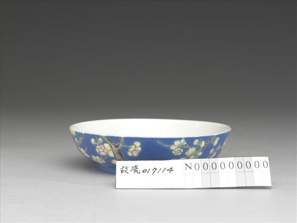 琺瑯彩藍地白梅紋碟