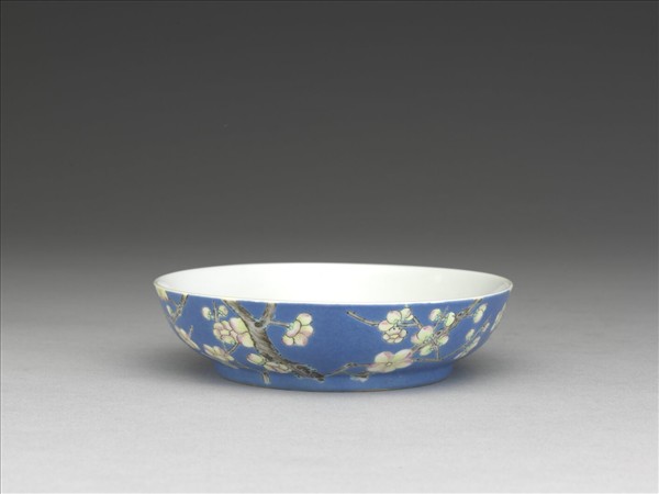 琺瑯彩藍地白梅紋碟