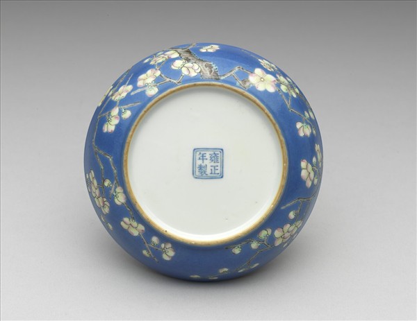 琺瑯彩藍地白梅紋碟