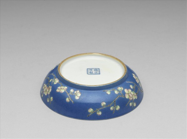 琺瑯彩藍地白梅紋碟