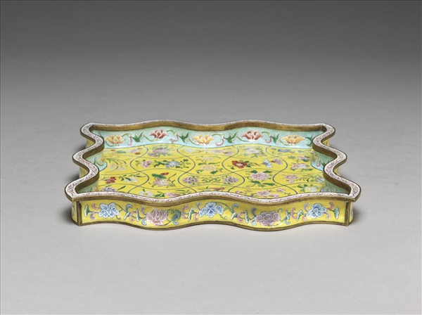 銅胎畫琺瑯黃地花卉波浪形方盤