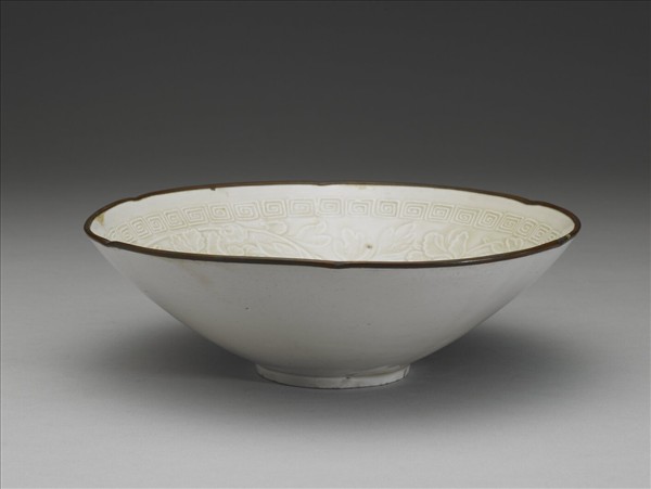 定窯 印花牡丹蟠螭紋花口碗