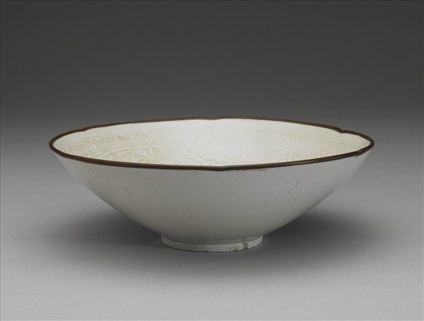 定窯 印花牡丹蟠螭紋花口碗