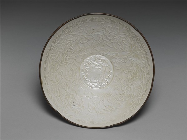 定窯 印花牡丹蟠螭紋花口碗