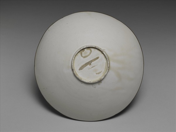 定窯 印花牡丹蟠螭紋花口碗