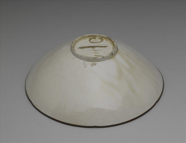 定窯 印花牡丹蟠螭紋花口碗