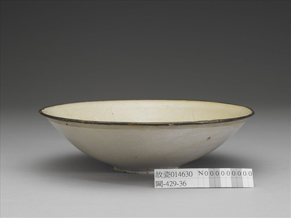 定窯 劃花蓮花葵瓣口碗