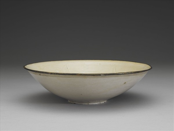 定窯 劃花蓮花葵瓣口碗