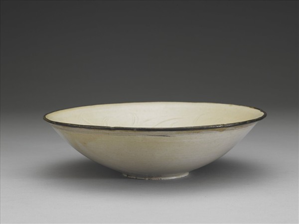 定窯 劃花蓮花葵瓣口碗