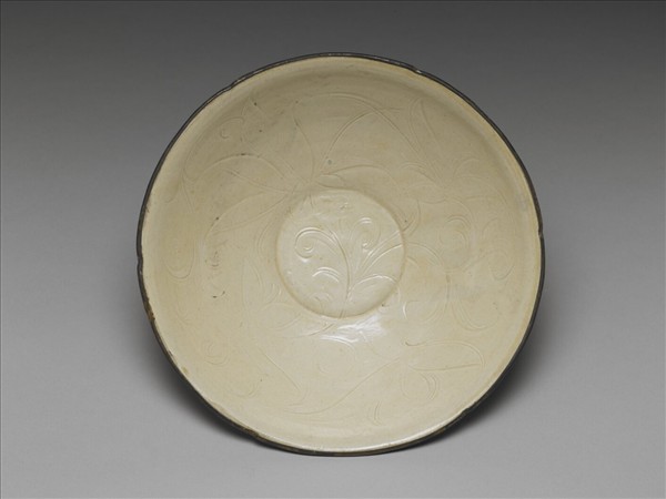 定窯 劃花蓮花葵瓣口碗