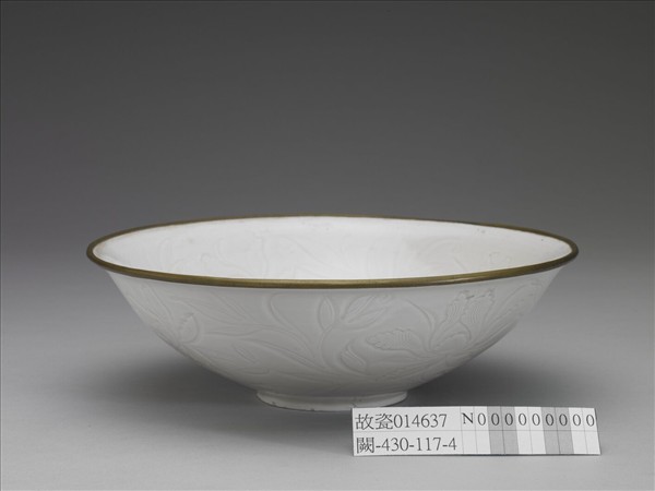 定窯 劃花牡丹碗