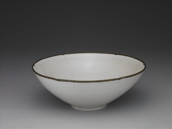 定窯 劃花蓮花葵瓣口碗