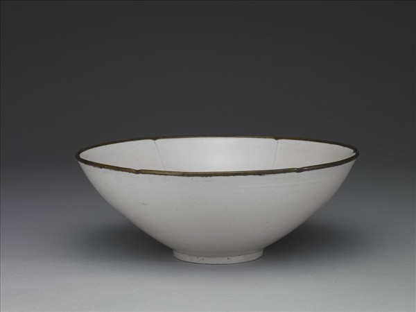 定窯 劃花蓮花葵瓣口碗