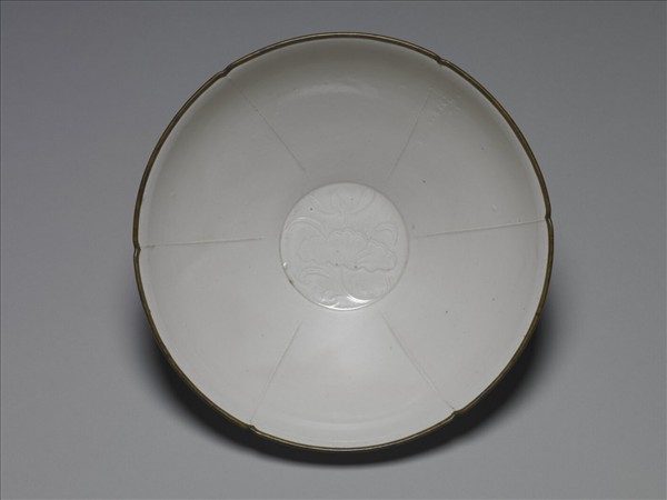 定窯 劃花蓮花葵瓣口碗