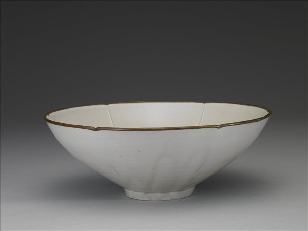 定窯 牙白劃花蓮花葵瓣口碗