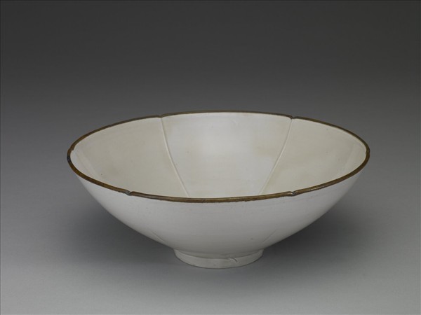 定窯 牙白劃花蓮花葵瓣口碗