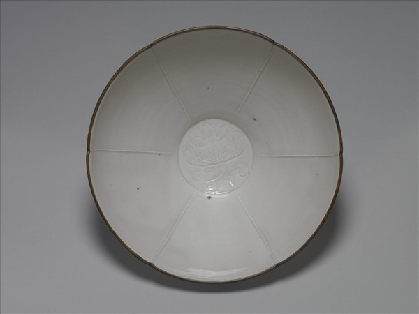 定窯 牙白劃花蓮花葵瓣口碗