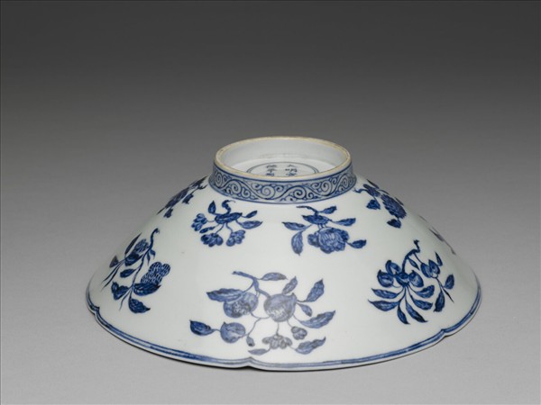 青花花果葵瓣口碗