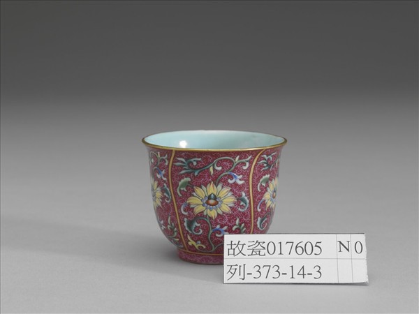 琺瑯彩紅錦地花卉紋杯