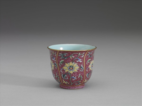 琺瑯彩紅錦地花卉紋杯