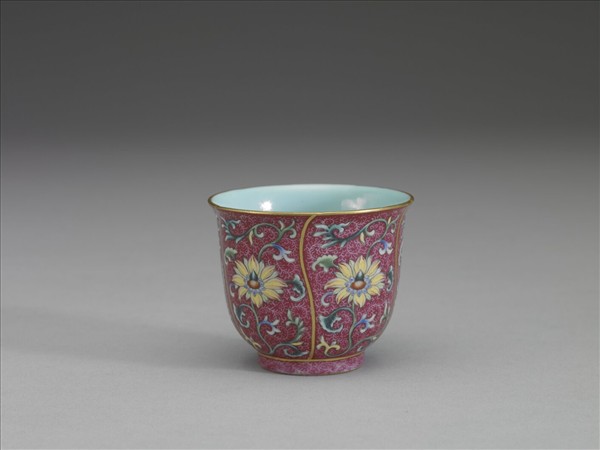 琺瑯彩紅錦地花卉紋杯
