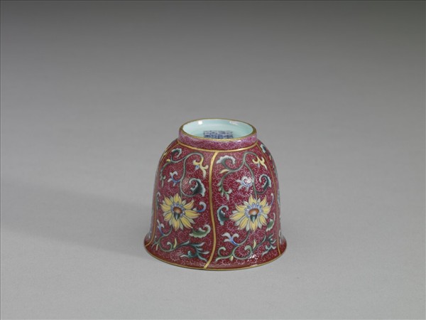 琺瑯彩紅錦地花卉紋杯