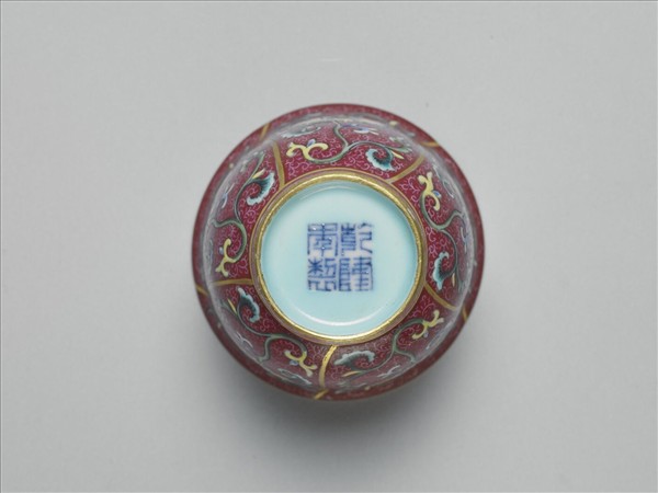 琺瑯彩紅錦地花卉紋杯