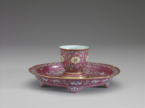 琺瑯彩紅錦地花卉紋杯