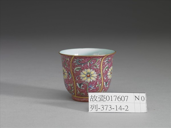 琺瑯彩紅錦地花卉紋杯