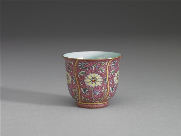 琺瑯彩紅錦地花卉紋杯