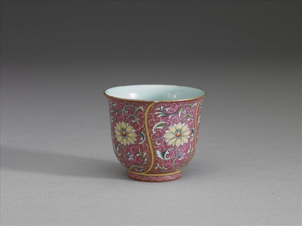 琺瑯彩紅錦地花卉紋杯