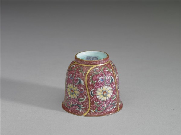 琺瑯彩紅錦地花卉紋杯