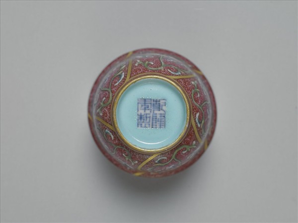 琺瑯彩紅錦地花卉紋杯