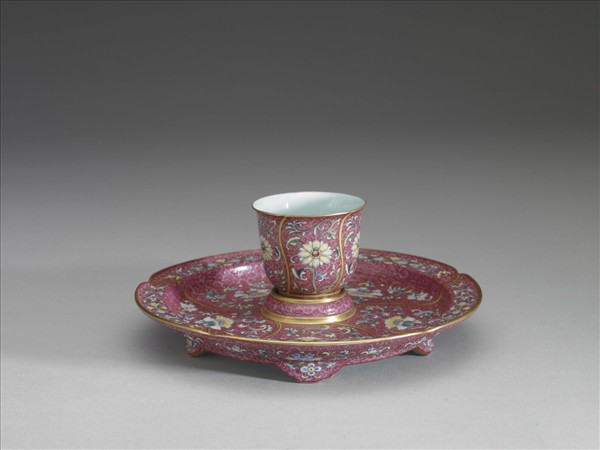 琺瑯彩紅錦地花卉紋杯