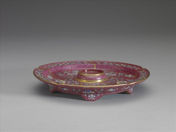 琺瑯彩紅錦地花卉紋托盤