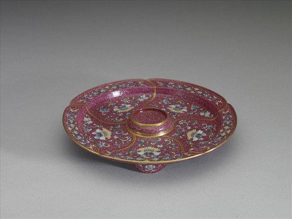 琺瑯彩紅錦地花卉紋托盤