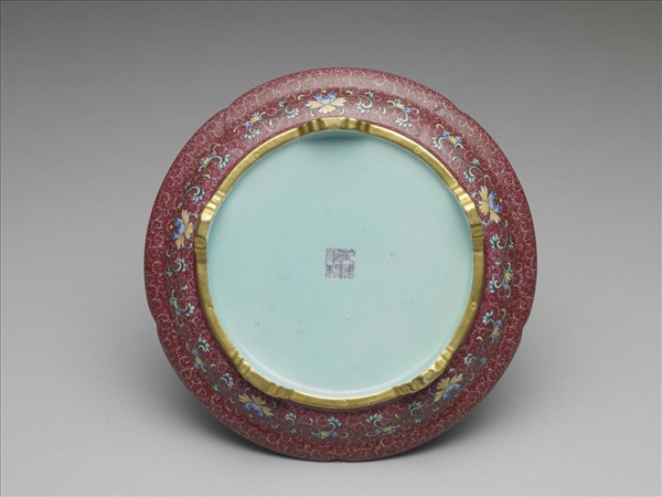 琺瑯彩紅錦地花卉紋托盤