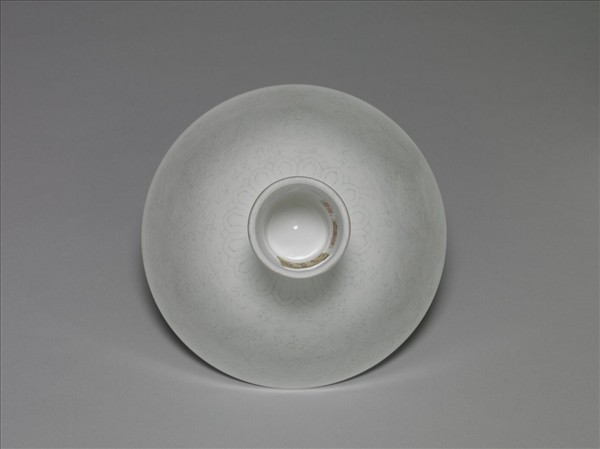 甜白半脫胎番蓮高足碗