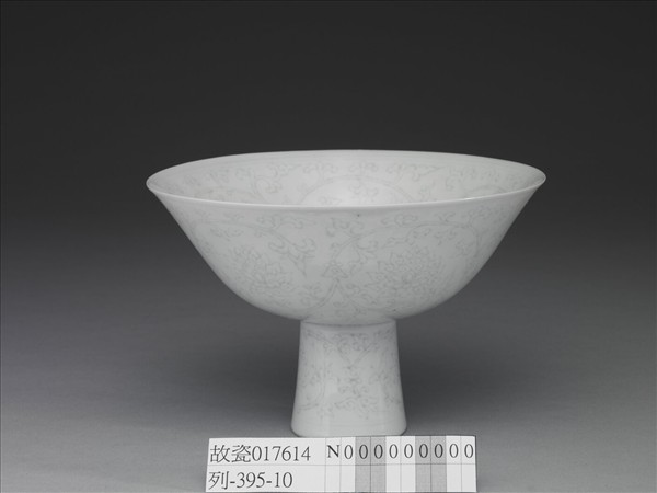 甜白半脫胎番蓮高足碗