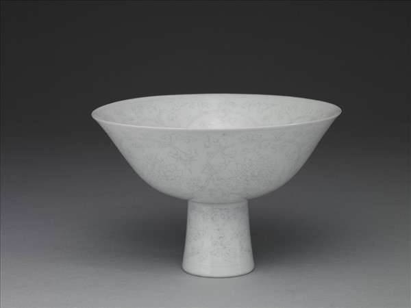 甜白半脫胎番蓮高足碗