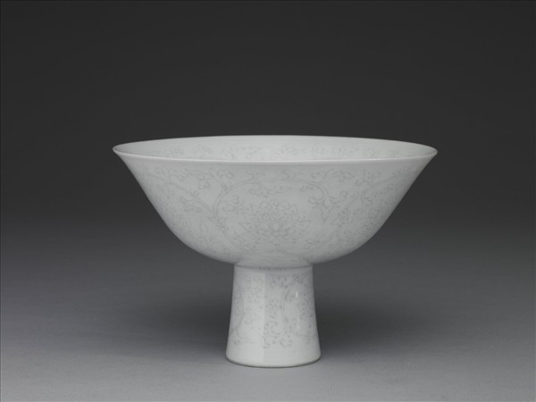 甜白半脫胎番蓮高足碗