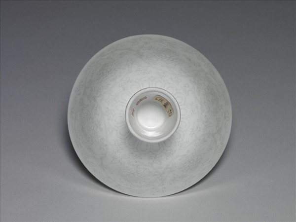 甜白半脫胎番蓮高足碗