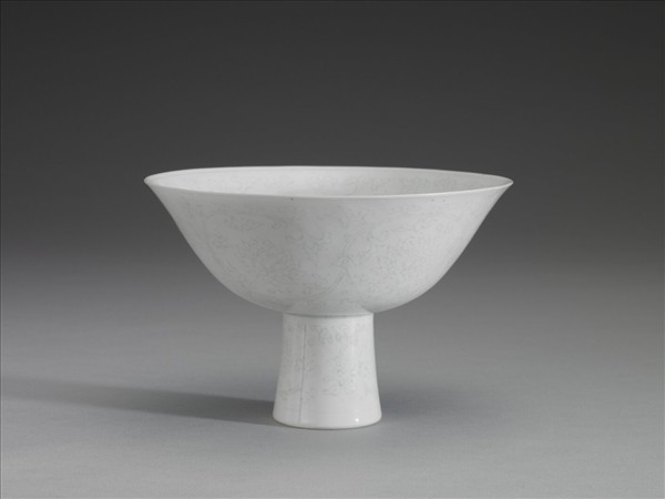 甜白半脫胎番蓮紋高足碗