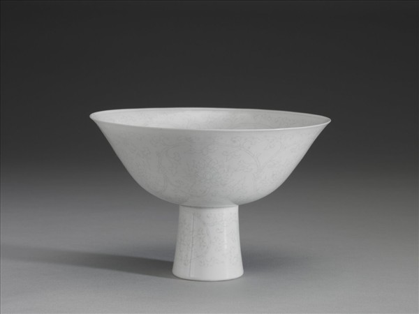 甜白半脫胎番蓮紋高足碗