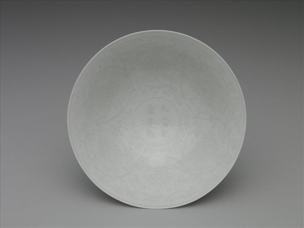 甜白半脫胎番蓮紋高足碗