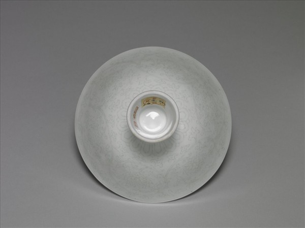 甜白半脫胎番蓮紋高足碗