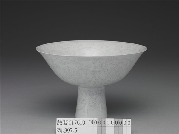 甜白半脫胎番蓮高足碗